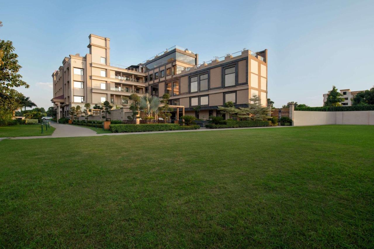 Ramada By Wyndham Varanasi Katesar Chandauli Exterior foto