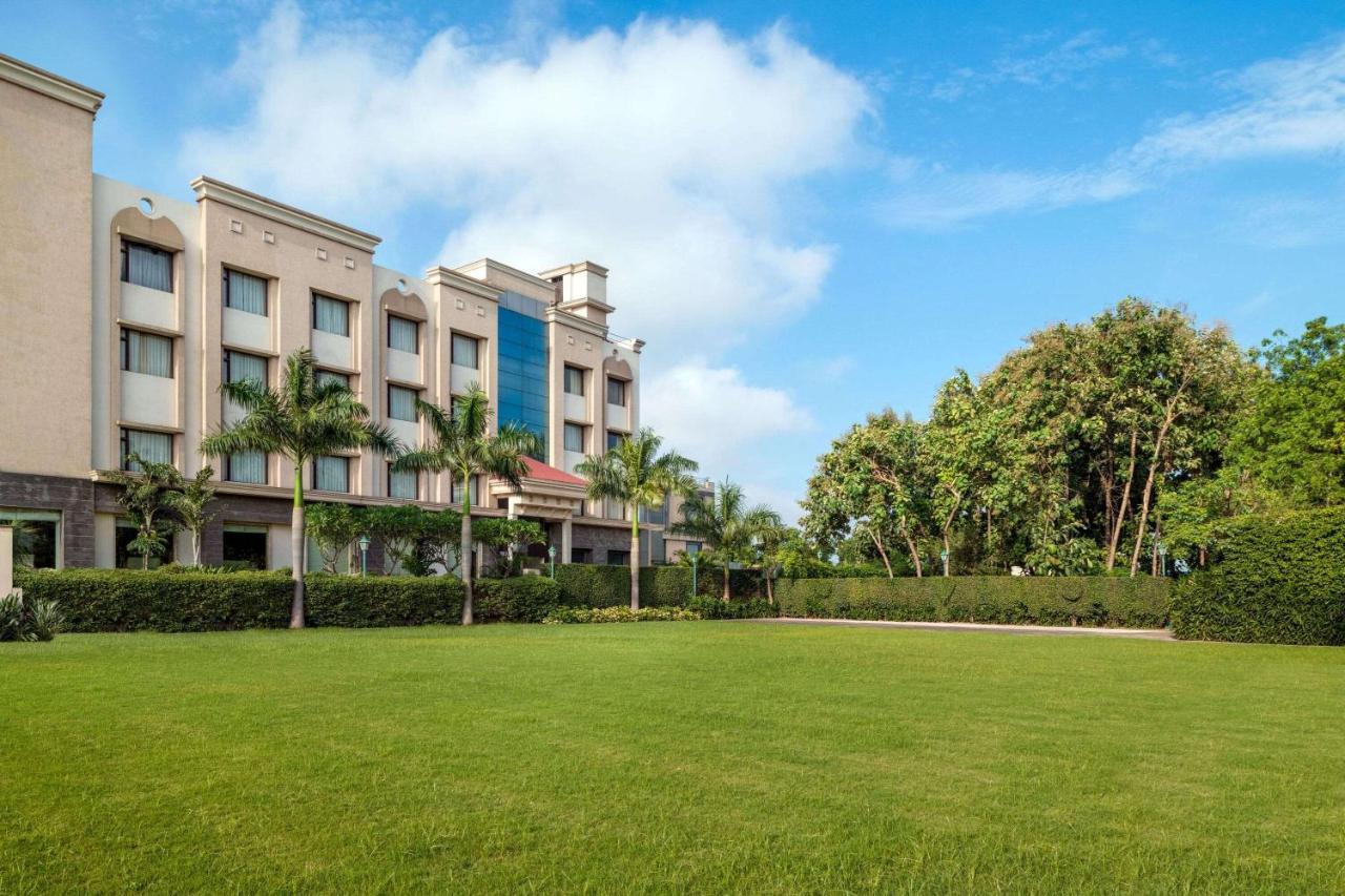 Ramada By Wyndham Varanasi Katesar Chandauli Exterior foto