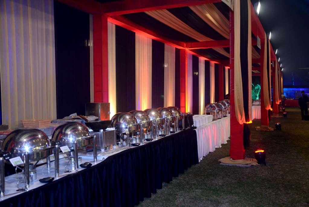 Ramada By Wyndham Varanasi Katesar Chandauli Facilidades foto