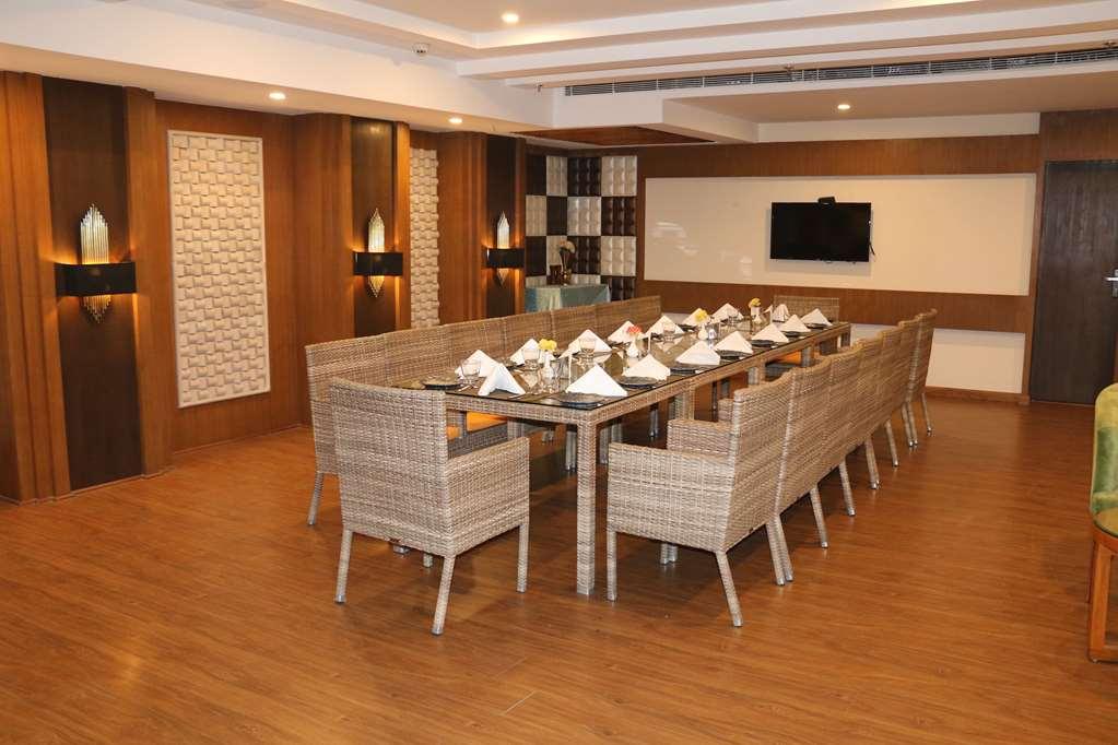 Ramada By Wyndham Varanasi Katesar Chandauli Facilidades foto