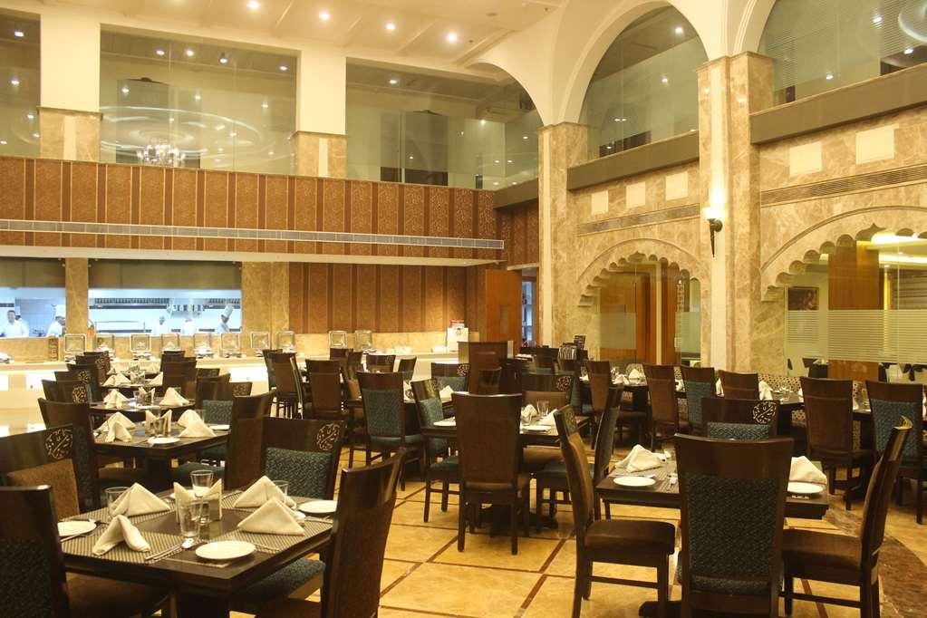Ramada By Wyndham Varanasi Katesar Chandauli Restaurante foto