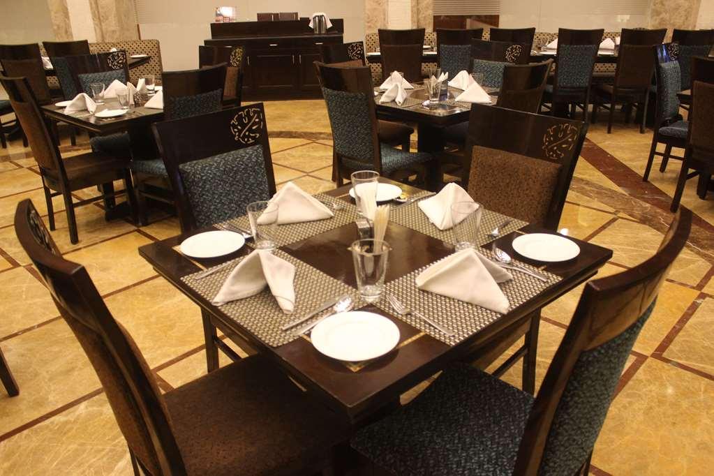 Ramada By Wyndham Varanasi Katesar Chandauli Restaurante foto